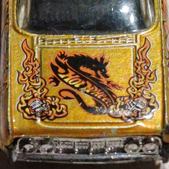 Vintage Hot Wheel 1999 features 1:64 scale diecast model of Lincoln Continental - Picture 4 of 10